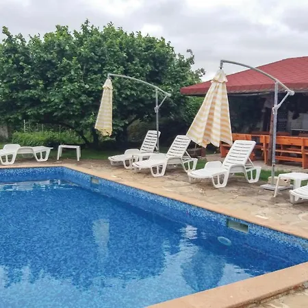 Eight-bedroom Holiday In Дом отдыха *