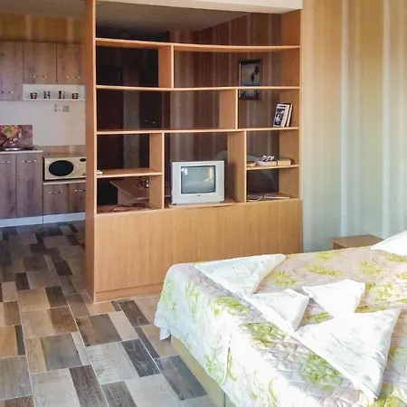 Eight-bedroom Holiday In Feriehus Bliznatsi